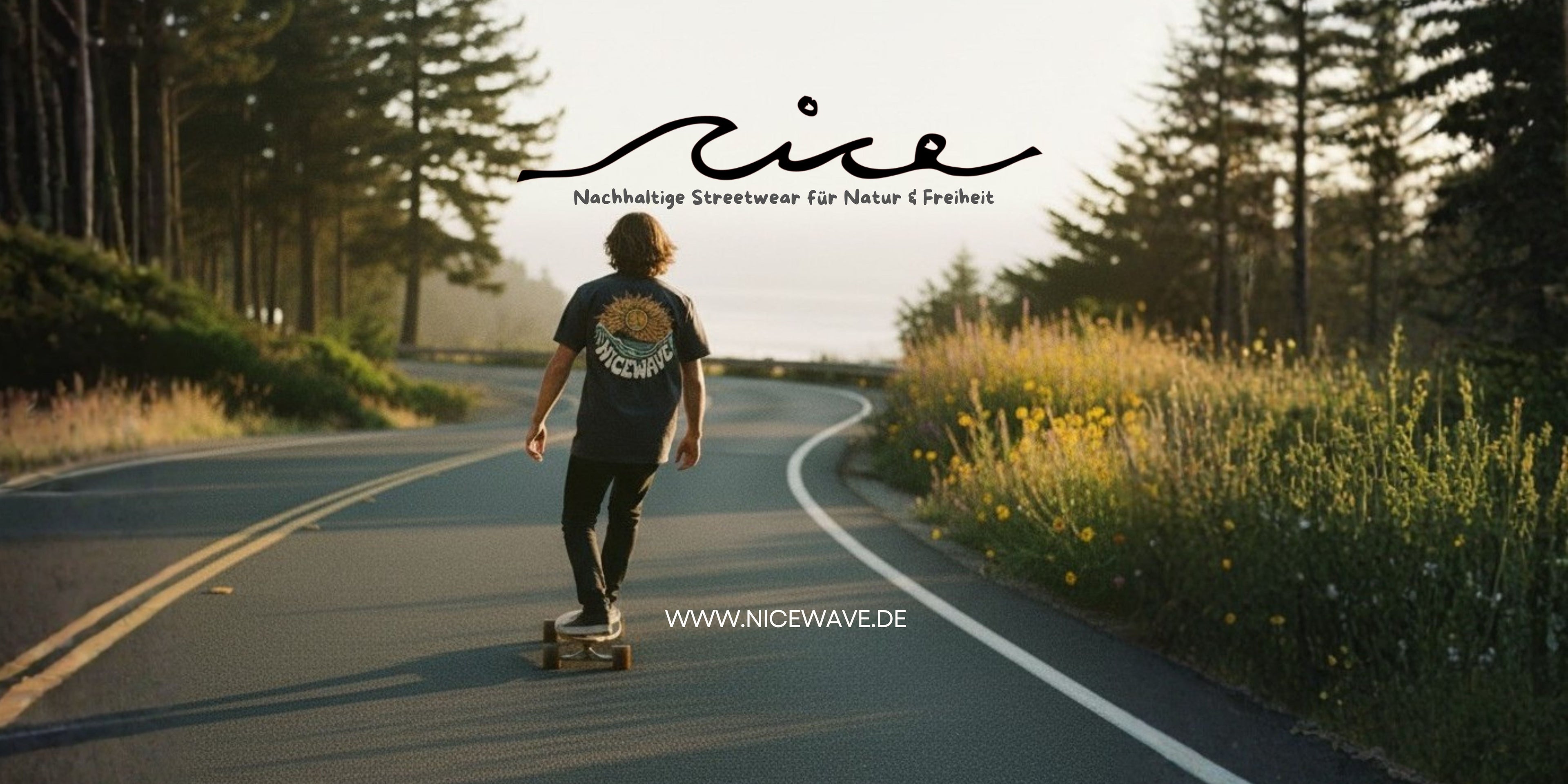 Junger Mann fährt Skateboard in lässiger Streetwear mit Nicewave-Logo-Shirt – Freiheit und positive Vibes in der Natur im Bayerischen Wald