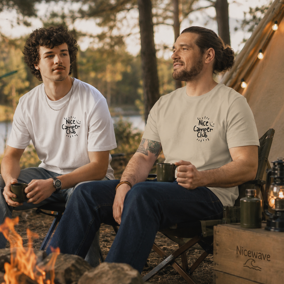 Nachhaltige Vanlife Streetwear – Paar trägt Nice Camper Club Shirts vor Camper Van bei Sunset von nice wave