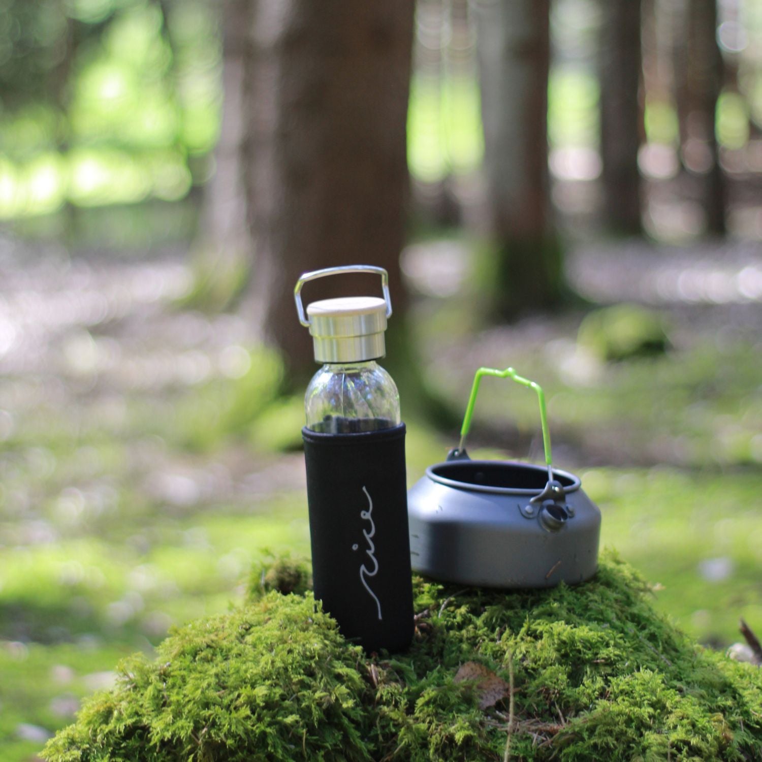 Nice Wave Outdoor Glas-Trinkflasche 600 ml aus Glas mit Neoprenhülle, Edelstahl-Bambus-Deckel – nachhaltige Trinkflasche für Alltag und Outdoor aus dem Bayerischen Wald für Camper und Outdoor Liebhaber 