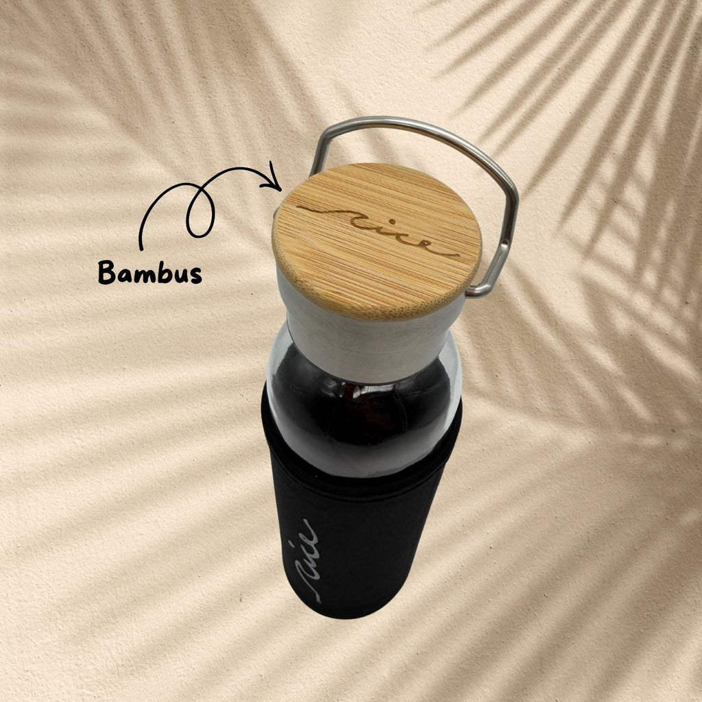 Nice Wave Outdoor Glas-Trinkflasche 600 ml aus Glas mit Neoprenhülle, Edelstahl-Bambus-Deckel – nachhaltige Trinkflasche für Alltag und Outdoor