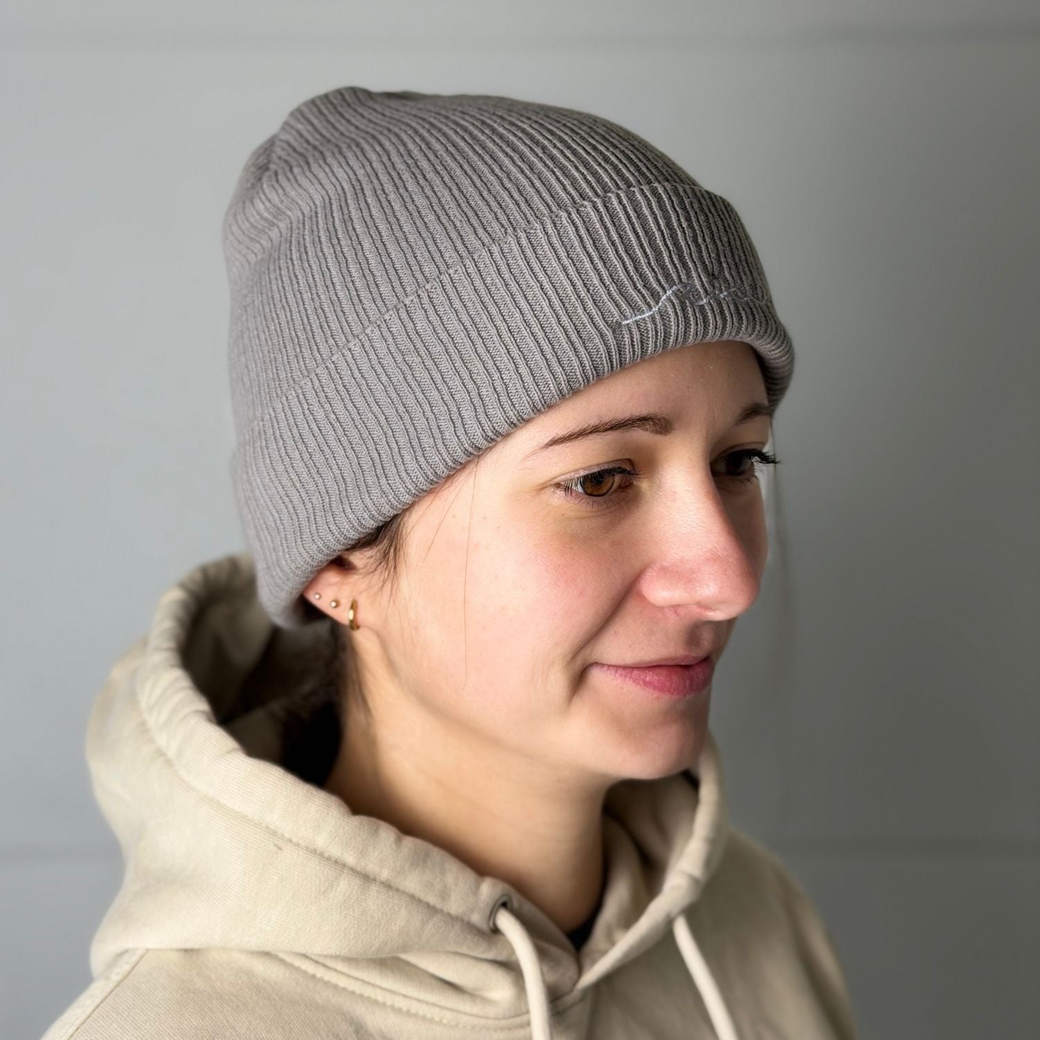 Nicewave Essential Beanie aus Bio Baumwolle – nachhaltige Streetwear Mütze für Outdoor und Alltag Seitenansicht grau frau tragebild