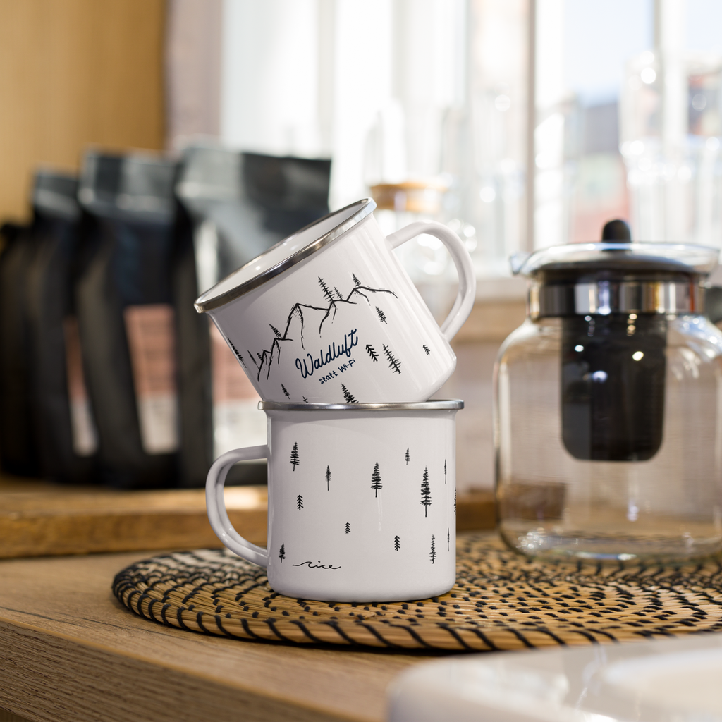 Nachhaltige Emaille-Camping-Tasse von Nice Wave – perfekt für Outdoor, Vanlife & Abenteuer. Minimalistisches Design mit Freiheits-Spirit, robust und langlebig. Waldluft statt wi fi