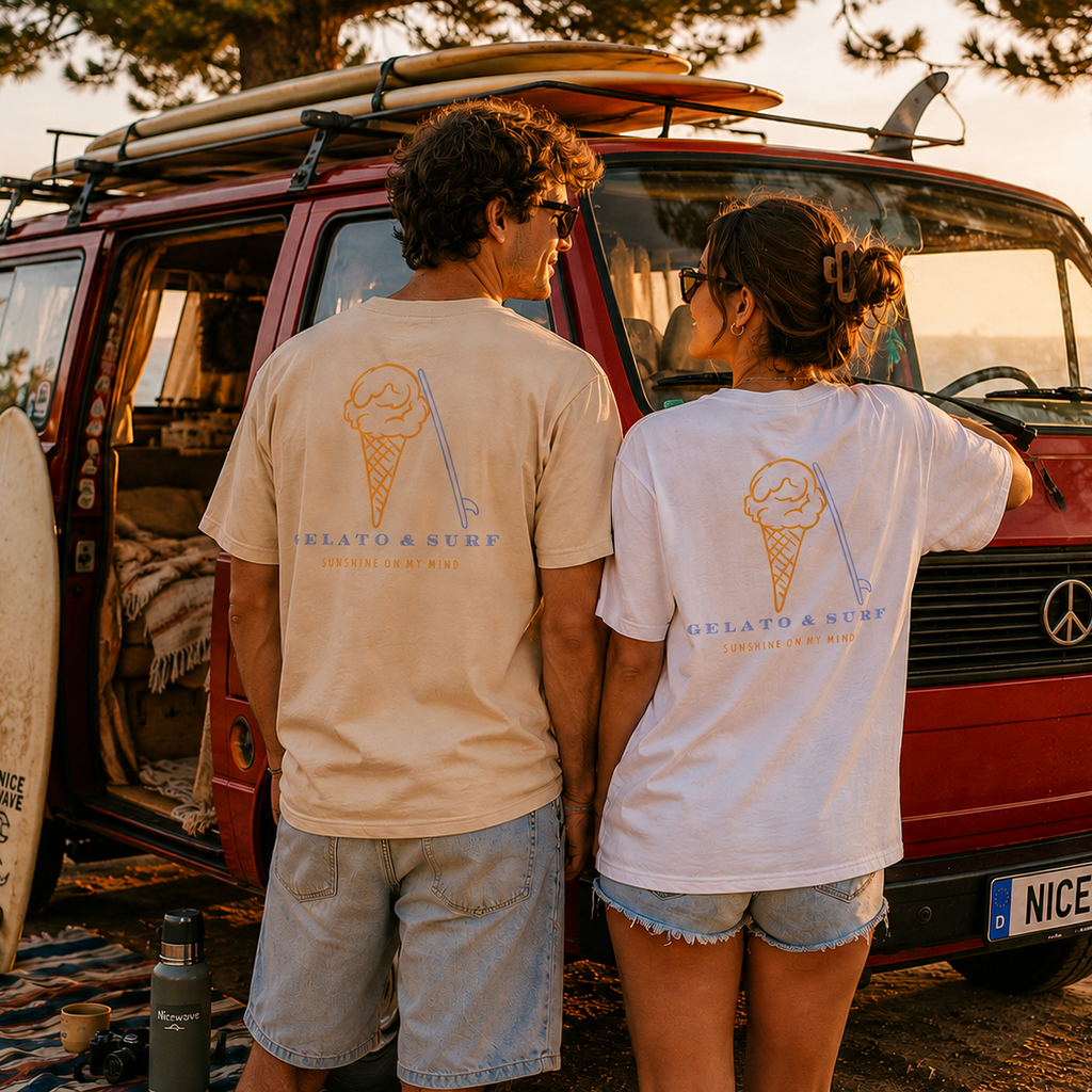 Gelato & Surf Shirt beim Shooting am Strand mit Surfbrett im Sonnenlicht von nice wave
