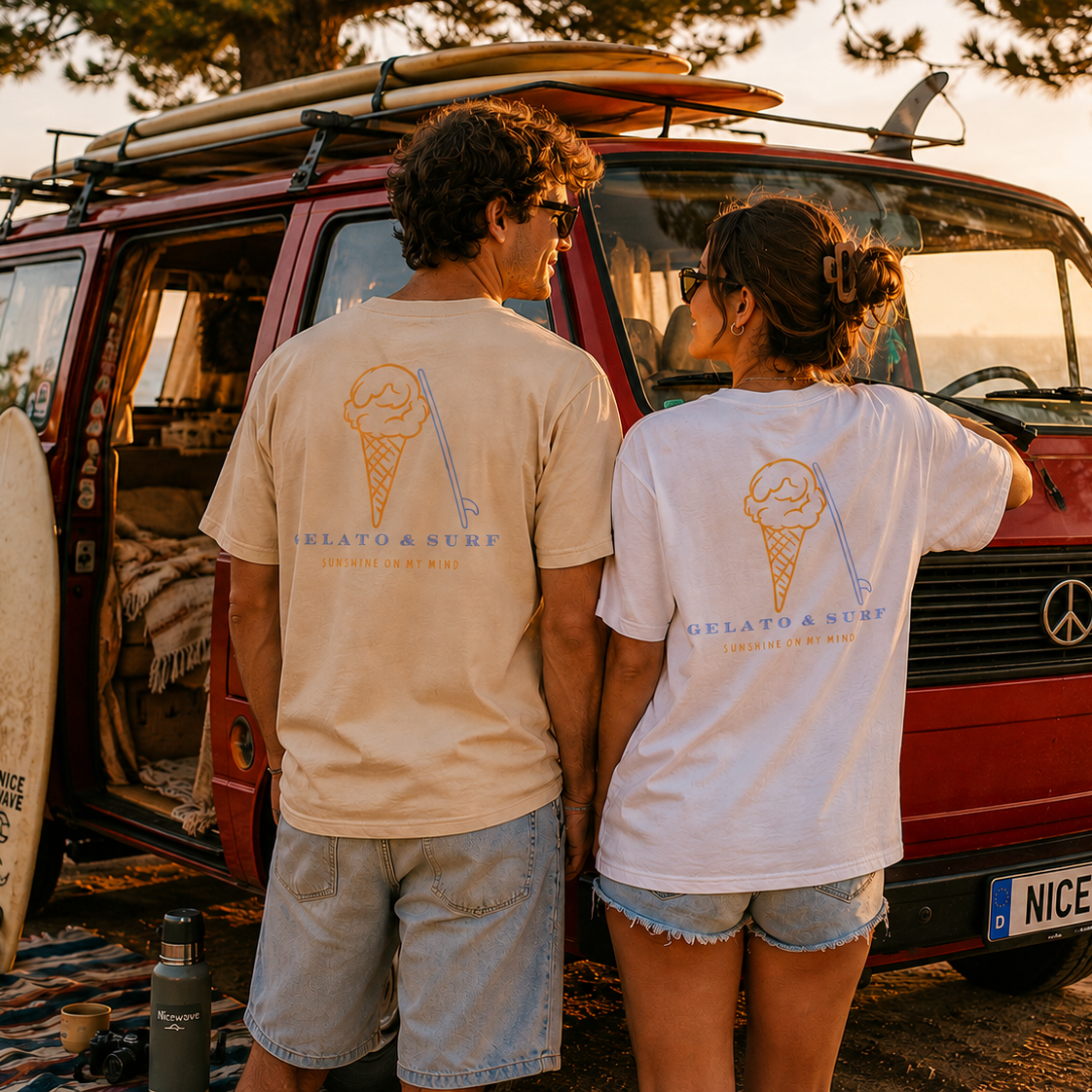 Gelato & Surf Shirt beim Shooting am Strand mit Surfbrett im Sonnenlicht von nice wave
