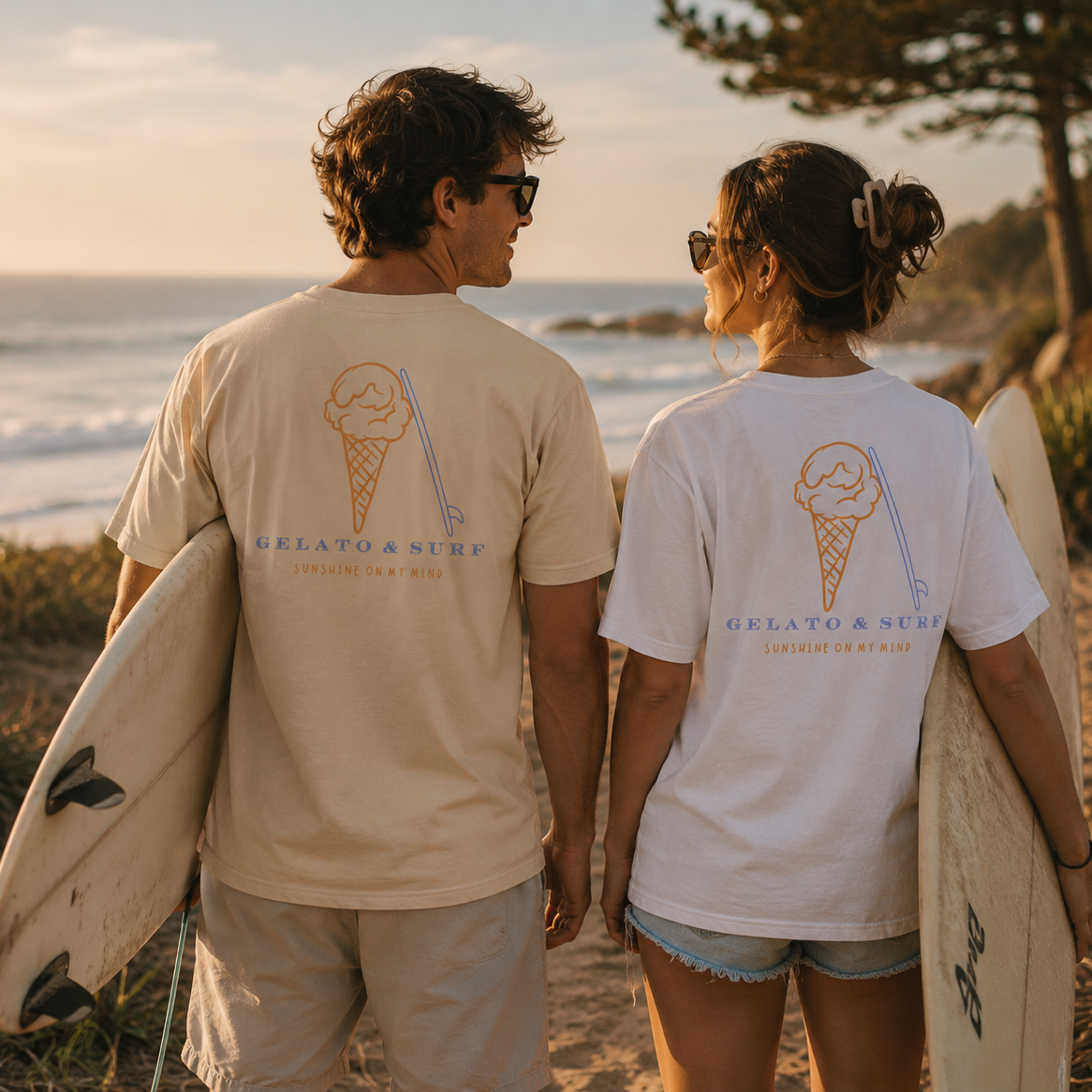 Gelato & Surf Shirt beim Shooting am Strand mit Surfbrett im Sonnenlicht von nice wave für freigeister