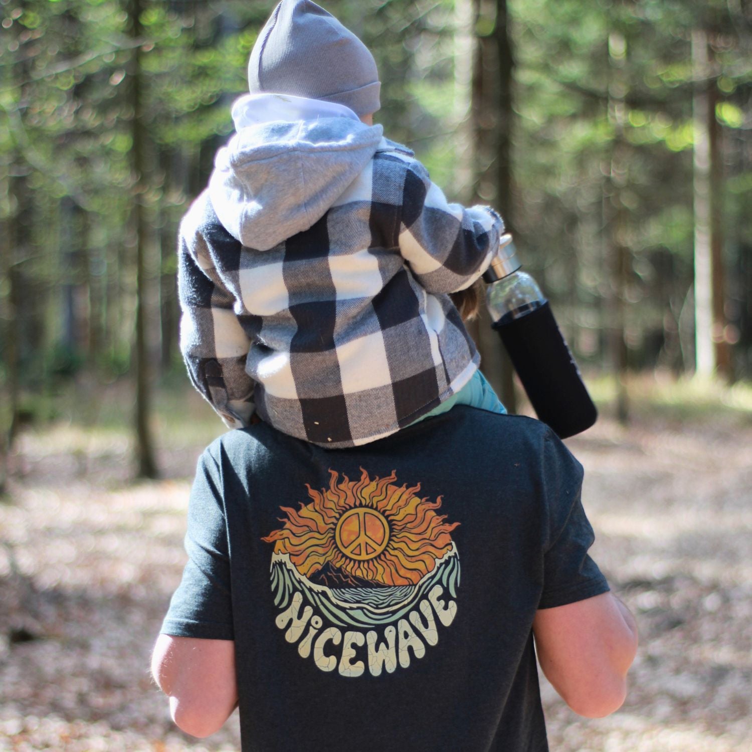 Nicewave Peace of Sun Shirt – Gelbe Sonne mit Friedenszeichen, nachhaltige Mode für Abenteurer und naturverbundene Entdecker. 