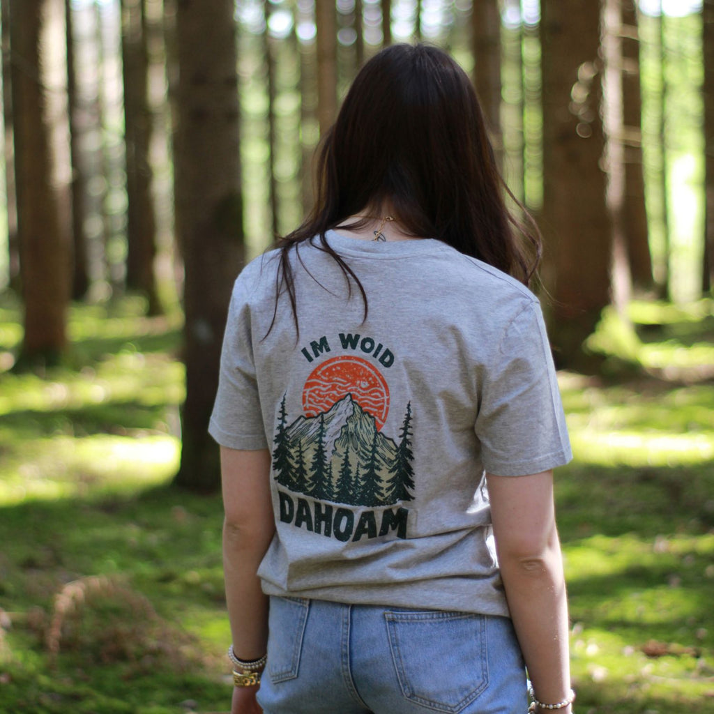 Nice Wave T-Shirt ‚Im Woid dahoam‘ in grau aus 100% Bio-Baumwolle. Nachhaltige Streetwear aus dem Bayerischen Wald mit bayerischem Dialekt-Spruch für Naturverliebte und Freigeister. Im Woid Dahoam