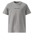 Minimalistisches sandfarbenes Bio-Baumwoll-T-Shirt mit dem feinen Brust-Schriftzug kaffeduft und nebelluft, nachhaltige Camping-Bekleidung für Vanlife und Outdoor von Nice Wave.