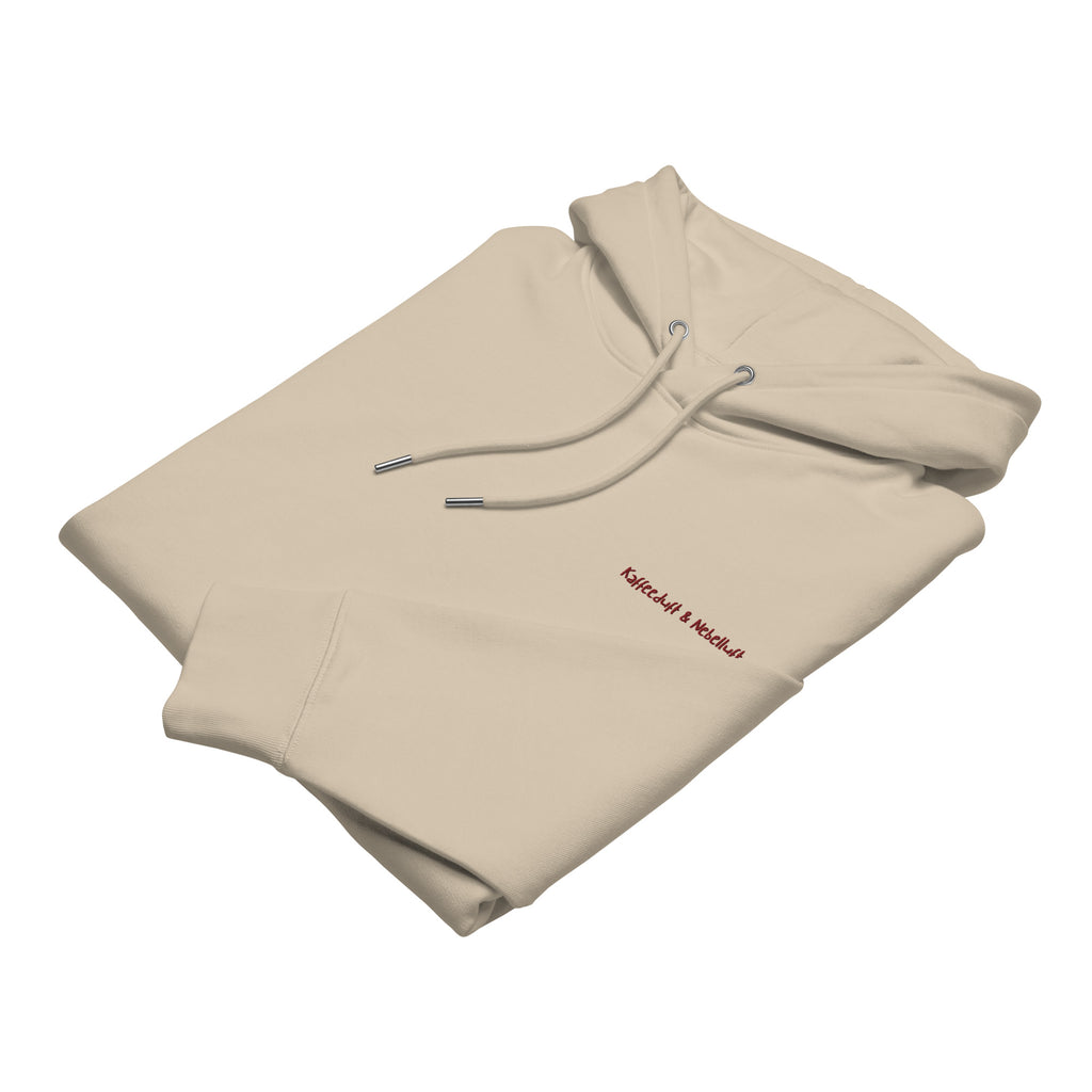 Detailansicht der sauberen Schrift Kaffeeduft und Nebelluft in Maroon Kastanienrot auf dem Stoff des Hoodies