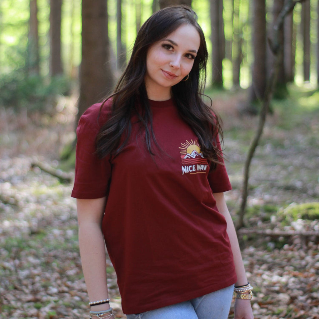 Nice Wave T-Shirt Li´l Mountain Sun, rot, Bio-Qualität, minimalistischer Berg-Print, nachhaltige Mode aus Bayern für Waidler aus dem bayerischen Wald in Niederbayern