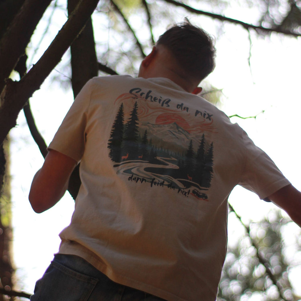 Scheiß da nix dann feid da nix T shirt in beige unisex schnitt in biobaumwolle im bayerischen wald getragen 