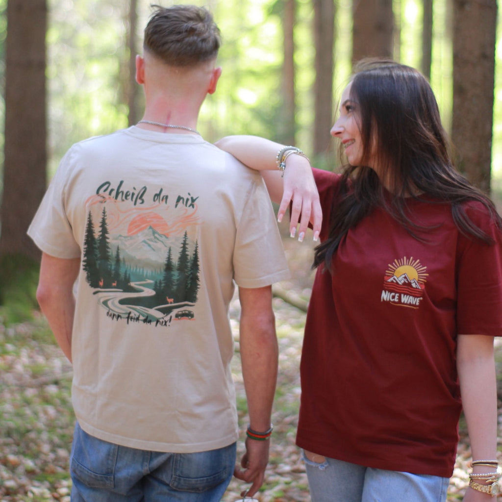 Scheiß da nix dann feid da nix T shirt in beige unisex schnitt in biobaumwolle im bayerischen wald getragen 