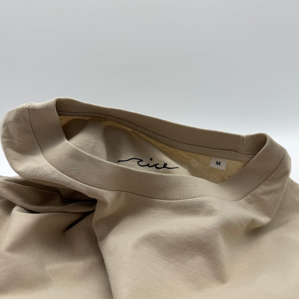 Innenetikett mit Nice Wave Logo im Nackenbereich – minimalistisches Branding auf nachhaltigem Unisex T-Shirt