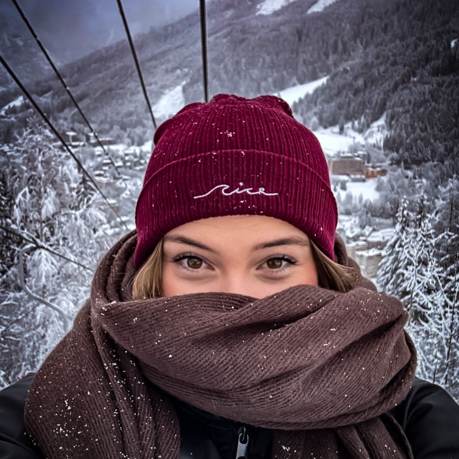Nicewave Essential Beanie aus Bio Baumwolle – nachhaltige Streetwear Mütze für Outdoor und Alltag rot im Schnee