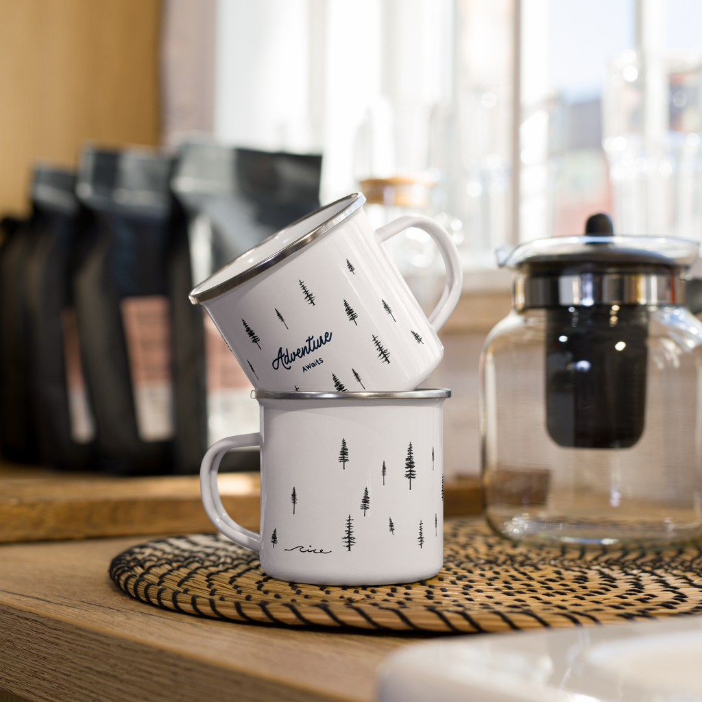 Nachhaltige Emaille-Camping-Tasse von Nice Wave – perfekt für Outdoor, Vanlife & Abenteuer. Minimalistisches Design mit Freiheits-Spirit, robust und langlebig.