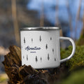 Nachhaltige Emaille-Camping-Tasse von Nice Wave – perfekt für Outdoor, Vanlife & Abenteuer. Minimalistisches Design mit Freiheits-Spirit, robust und langlebig.