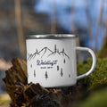 Nachhaltige Emaille-Camping-Tasse von Nice Wave – perfekt für Outdoor, Vanlife & Abenteuer. Minimalistisches Design mit Freiheits-Spirit, robust und langlebig. Waldluft statt wi fi