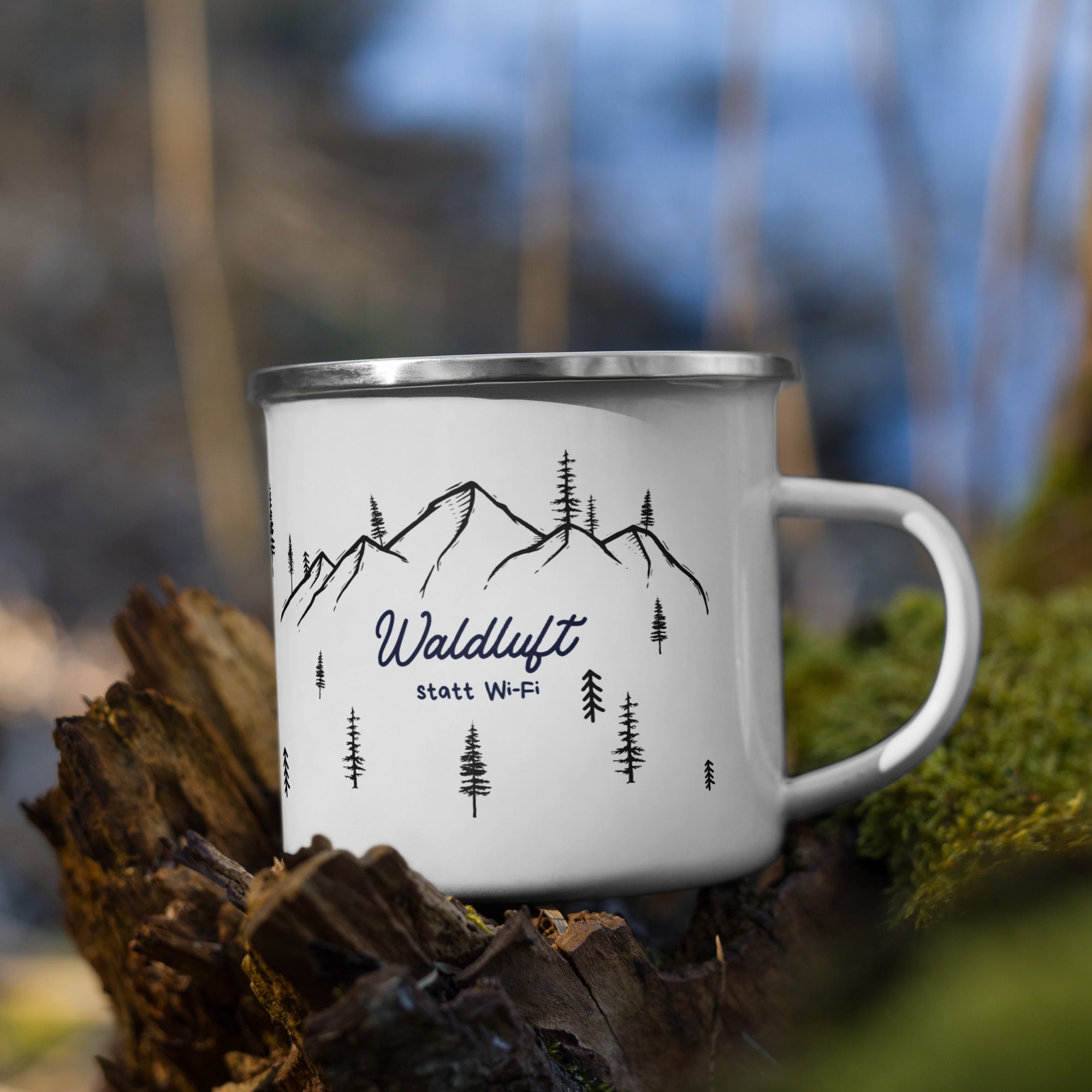 Nachhaltige Emaille-Camping-Tasse von Nice Wave – perfekt für Outdoor, Vanlife & Abenteuer. Minimalistisches Design mit Freiheits-Spirit, robust und langlebig. Waldluft statt wi fi