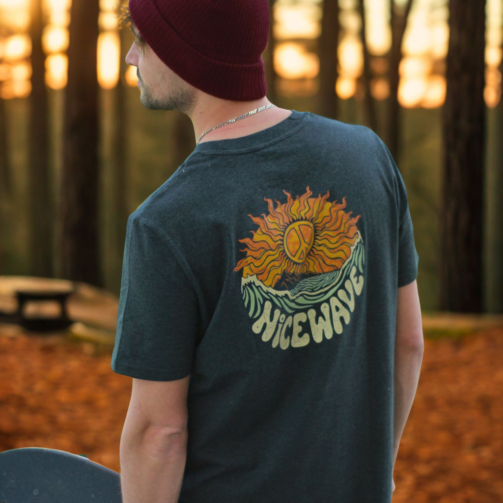 Peace of Sun Shirt im Hippie-Look von Nicewave – Vintage Boho-Grafik mit Sonne und Peace-Symbol, nachhaltige Streetwear für Skater und Weltenbummler.
