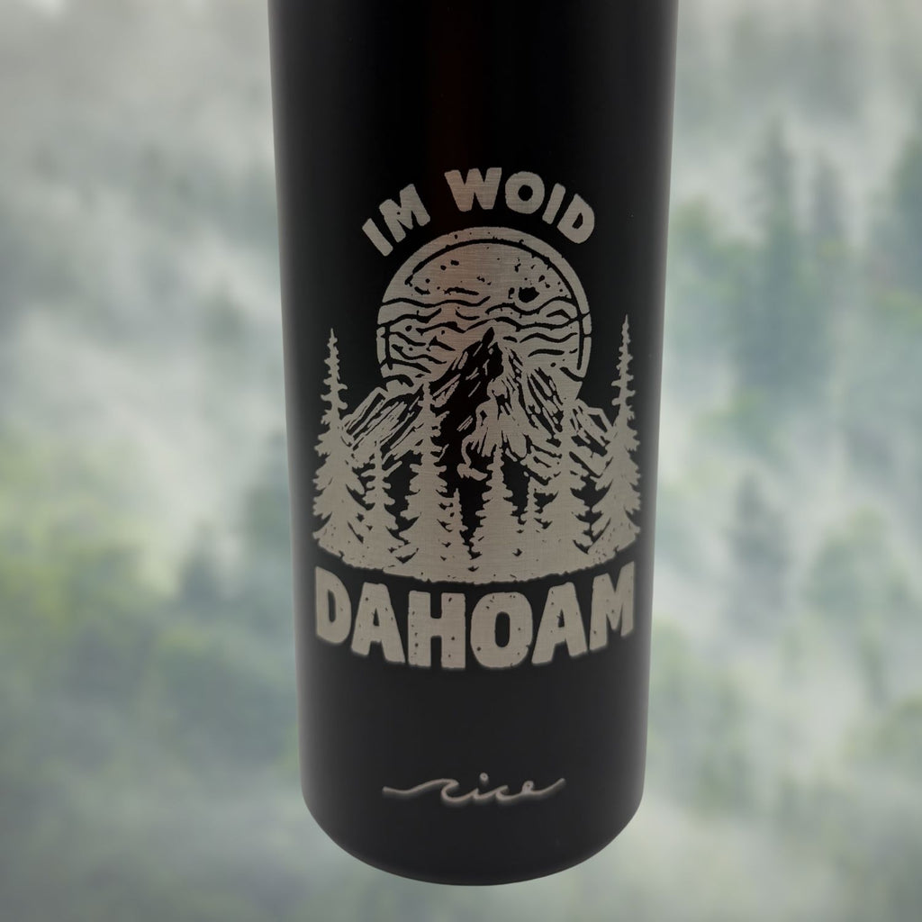 Gravierte Nicewave Edelstahl Thermosflasche „Im Woid Dahoam“ Detailaufnahme