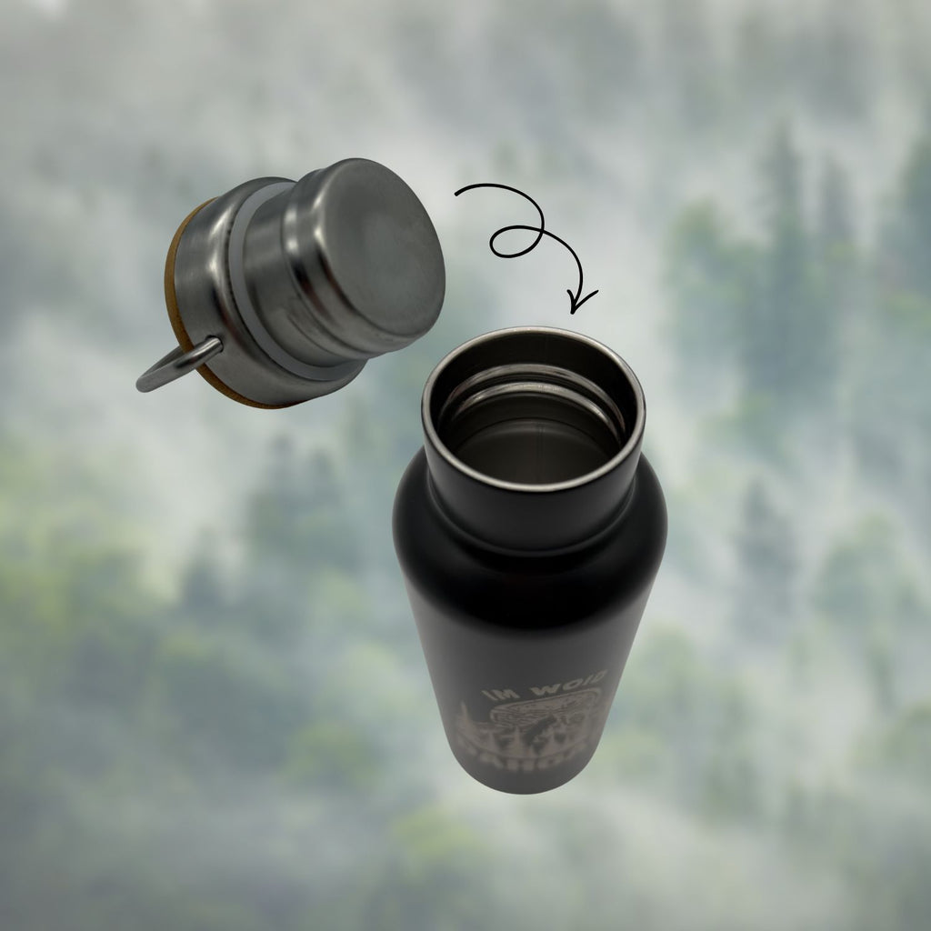 Nicewave Thermosflasche im Outdoor Einsatz im Wald – nachhaltige Trinkflasche für unterwegs