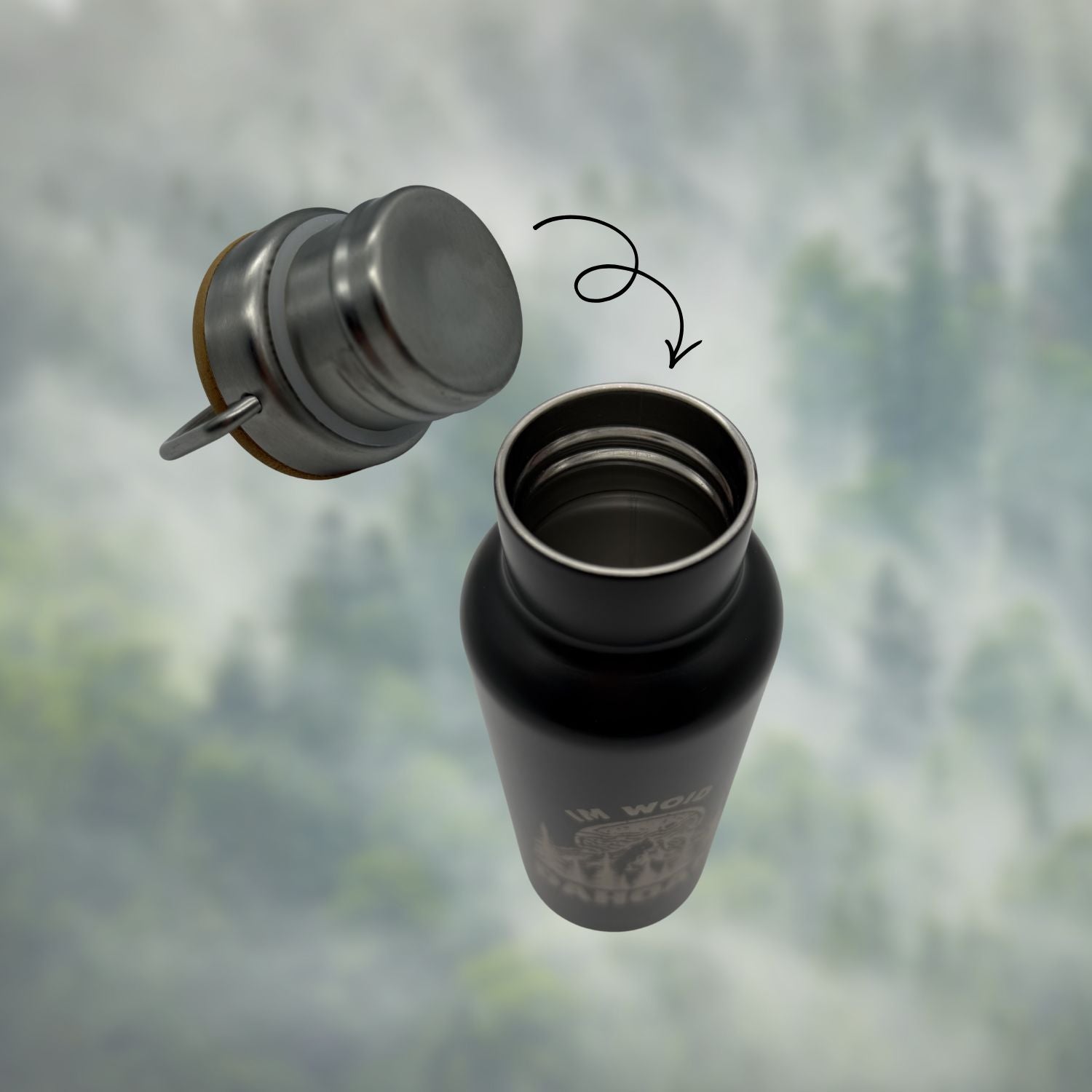 Nicewave Thermosflasche im Outdoor Einsatz im Wald – nachhaltige Trinkflasche für unterwegs