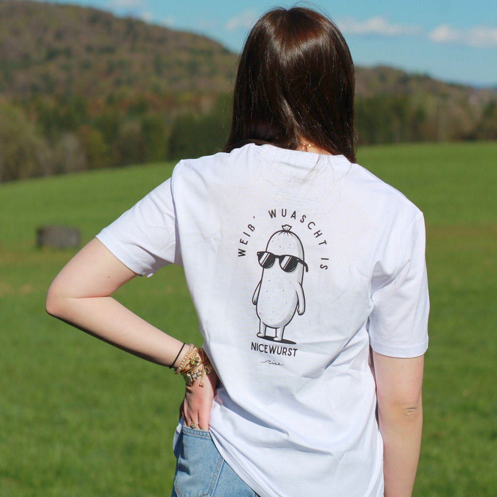 frau im bayerischen wald die das nicewurst shirt weiß wurst is in weiß trägt ein hingucker im bayerischen wald und mode für waidler. gemacht fürs folksfest oder den bayerischen wald in niederbayern.