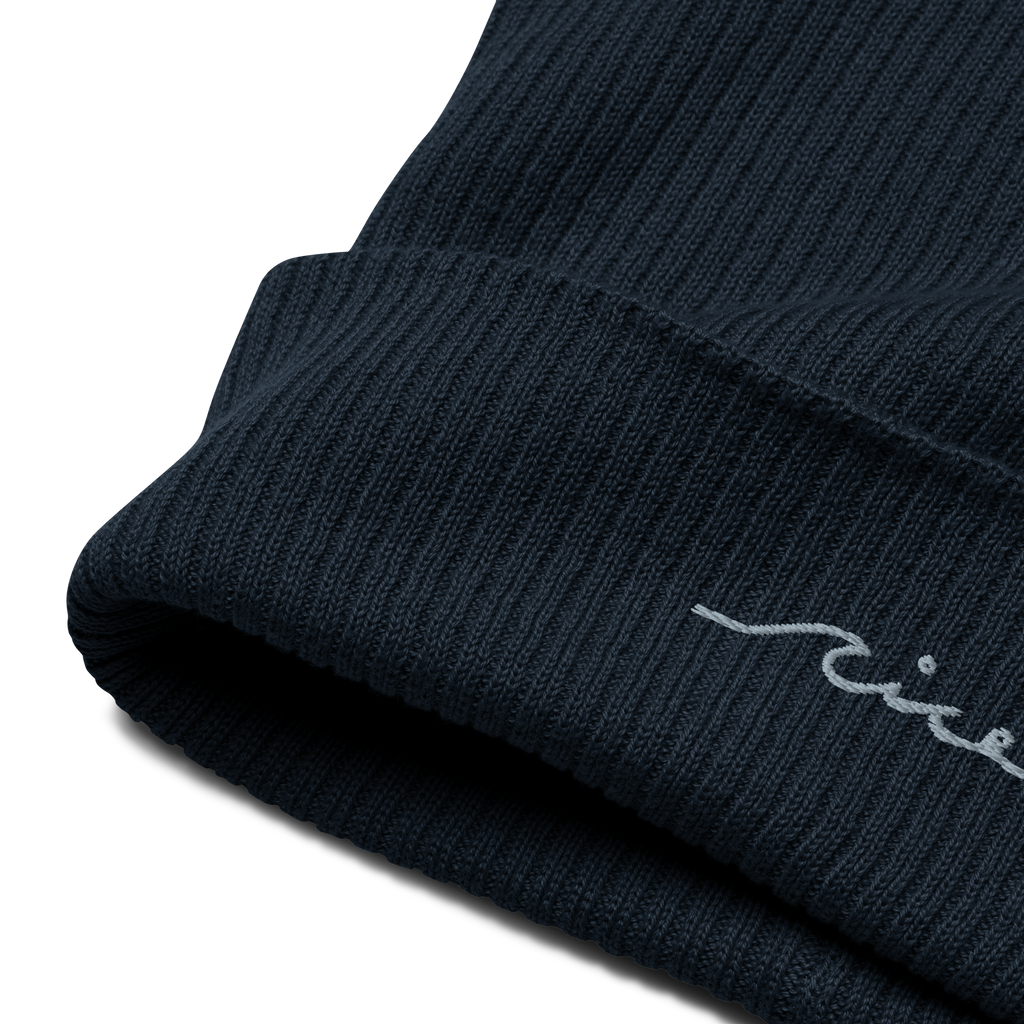 Gerippte Bio-Beanie von Nice Wave – minimalistischer Look in Naturtönen, inspiriert vom Surf-, Skate- & Vanlife-Lifestyle. Weich, warm und nachhaltig gefertigt