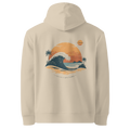 Hoodie in bioaumwolle für reisende entdecker und abenteurer im vanlive camping style outdoor surf look skate style spirit am strand welle im sonnenuntergang goldene stunde backprint