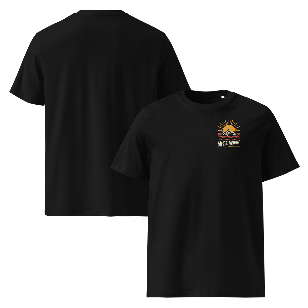 Weißes Nice Wave Organic T-Shirt mit Frontprint: stilisierte Sonne über Berglandschaft und geschwungene Nice Wave Schrift im 70s Boho Surf Style