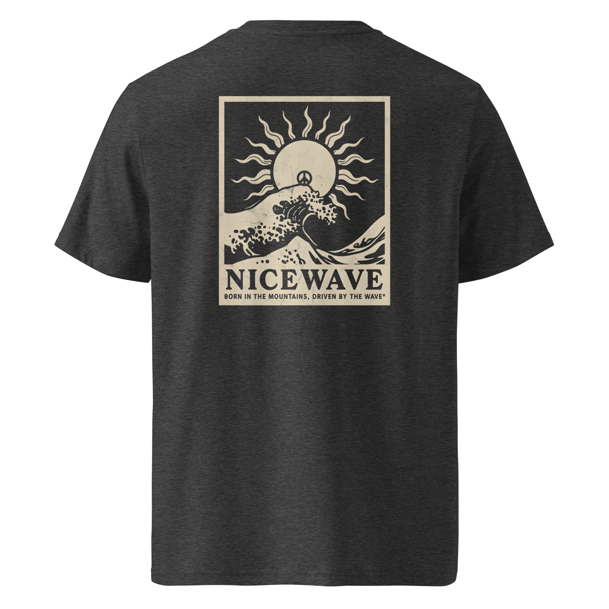 Nice Wave T-Shirt „Born in the Mountains – Driving by the Wave“ mit Sonne, Welle, Peace-Zeichen und Retro-Schriftzug im 70s Surf-Boho-Stil