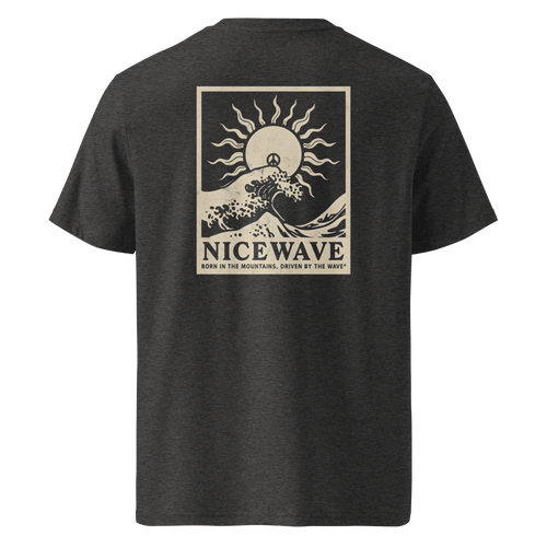 Nice Wave T-Shirt „Born in the Mountains – Driving by the Wave“ mit Sonne, Welle, Peace-Zeichen und Retro-Schriftzug im 70s Surf-Boho-Stil