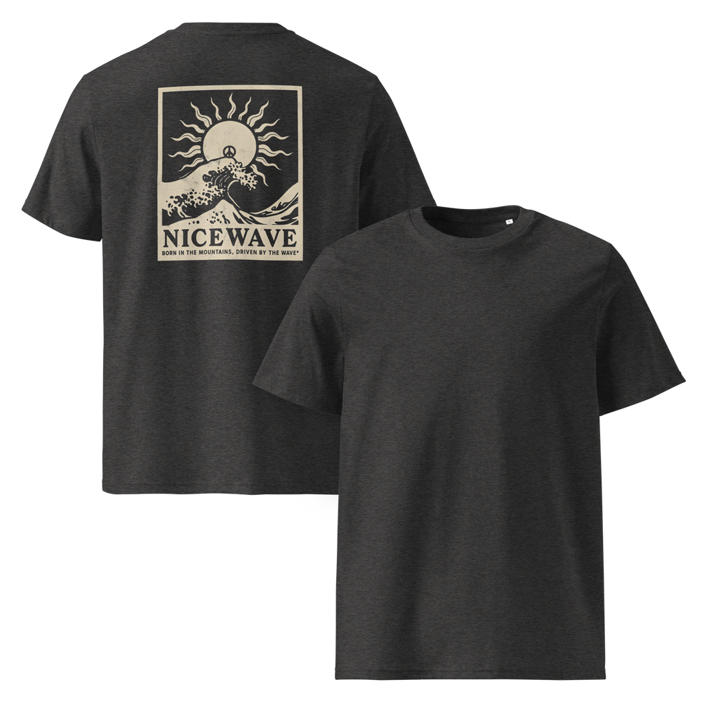 Nice Wave T-Shirt „Born in the Mountains – Driving by the Wave“ mit Sonne, Welle, Peace-Zeichen und Retro-Schriftzug im 70s Surf-Boho-Stil