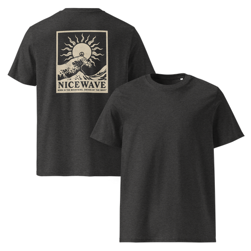 Nice Wave T-Shirt „Born in the Mountains – Driving by the Wave“ mit Sonne, Welle, Peace-Zeichen und Retro-Schriftzug im 70s Surf-Boho-Stil
