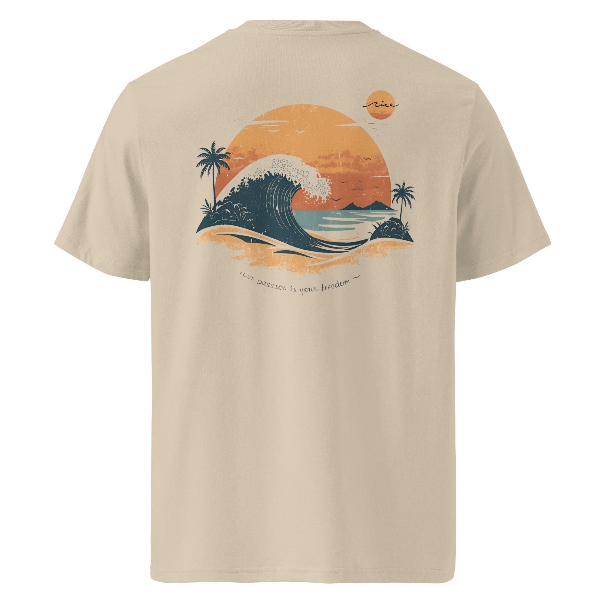 t shirt aus bio baumwolle für entdecker und abenteurer in beige eine welle am strand bei sonnenuntergang unter palmen vanlife style 