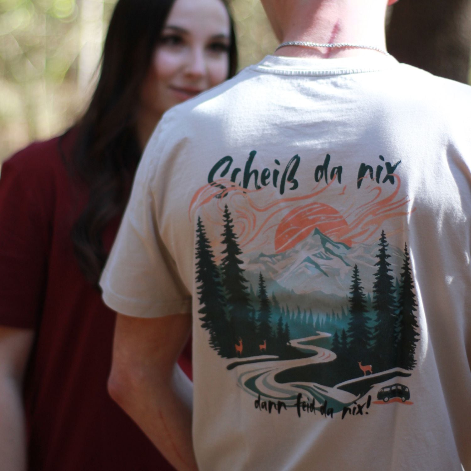 Scheiß da nix dann feid da nix T shirt in beige unisex schnitt in biobaumwolle im bayerischen wald getragen. Outdoor marke in Bayern